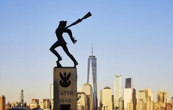 Katyn Memorial, created by Andrzej Pitynski at sunset. — Stock Photo, Image