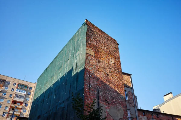 Edifício Antigo Coberto Com Rede Segurança Verde Antes Demolição — Fotografia de Stock