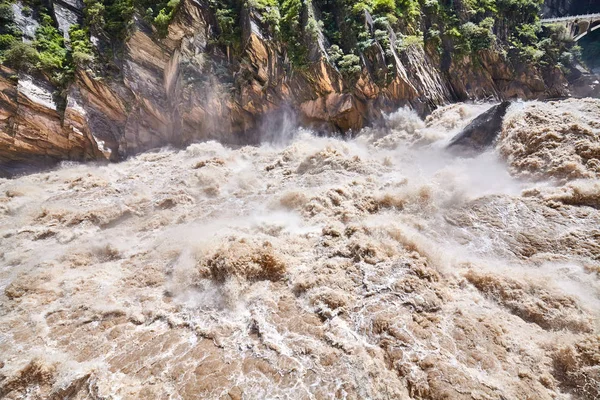 Turbulentní Blátivé Horská Řeka Tiger Leaping Gorge Čína — Stock fotografie