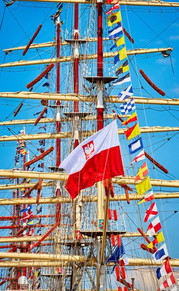 Bir Yelkenli Üzerinde Polonya Bayrak Direği Gemi — Stok fotoğraf