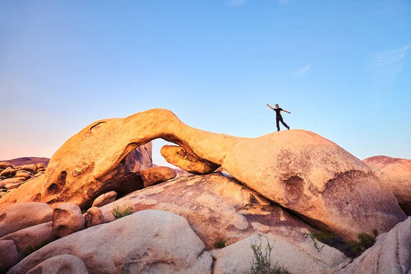 Formaciones Rocosas Únicas Parque Nacional Joshua Tree Con Escaladora Atardecer —  Fotos de Stock