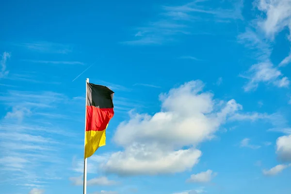 Deutsche Fahne Einem Sonnigen Tag Gegen Den Himmel — Stockfoto