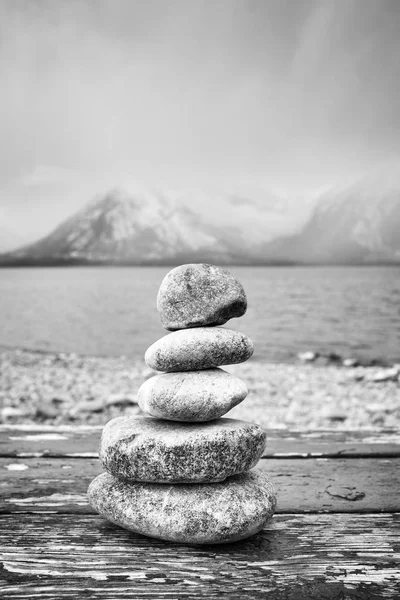 平衡的石头黑白图片 山湖在云彩在背景 — 图库照片
