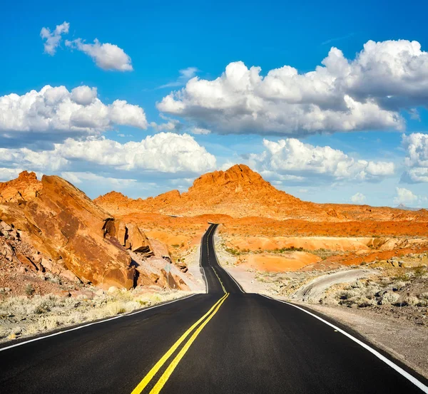 Imagem de uma estrada panorâmica do deserto . — Fotografia de Stock