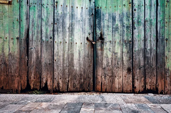 Gamla Väderbitna Stängd Trädörr Grungy Bakgrund — Stockfoto