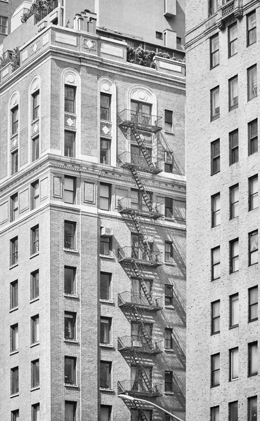 Imagem Preto Branco Edifício Antigo Com Fugas Incêndio Nova Iorque — Fotografia de Stock