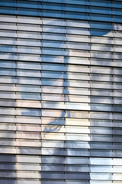 Небо Відображене Скляному Фасаді Будівлі Сучасний Архітектурний Фон — стокове фото