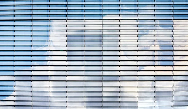 Kék Felhők Tükröződik Egy Modern Épület Homlokzati Üveg Modern Építészeti — Stock Fotó
