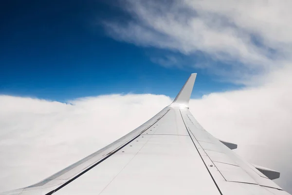 Asa Avião Voando Acima Das Nuvens — Fotografia de Stock