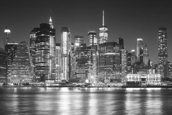 Manhattan Skyline Gece Siyah Beyaz Resim — Stok fotoğraf