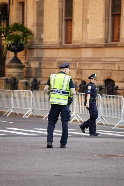 2018年7月01日 纽约警察局官员确保纽约市铁人三项 — 图库照片