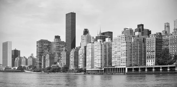 美国纽约城市滨水区黑白全景 — 图库照片