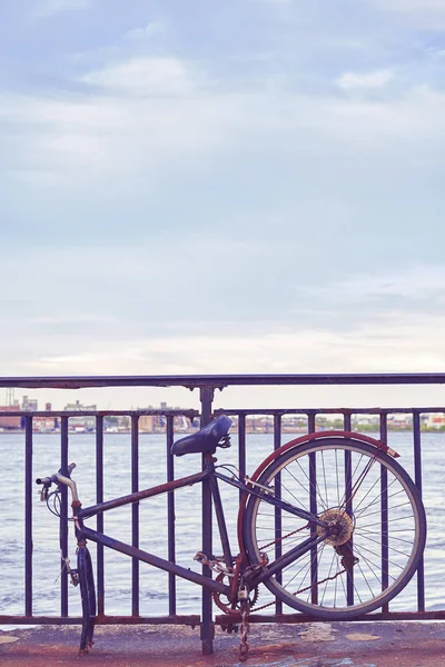 Imagen Vintage Tonificada Una Bicicleta Rota Sujeta Una Valla Junto —  Fotos de Stock