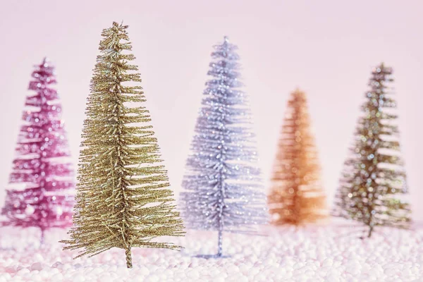 ミニチュア クリスマス ツリー 選択と集中のレトロな様式化された画像 — ストック写真