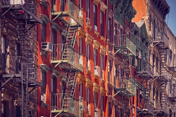 Oude Gebouwen Met Fire Escapes Bij Zonsondergang Kleur Toning Toegepaste — Stockfoto