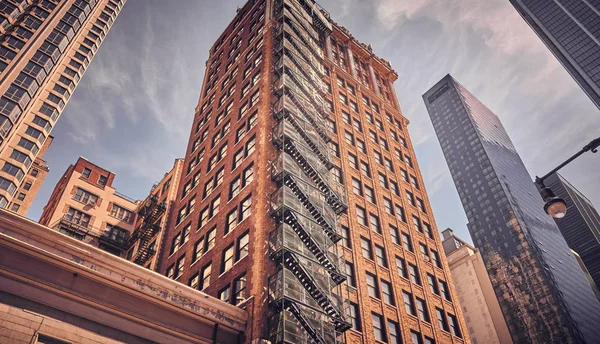レトロ調応用 映画のようなニューヨーク 米国でマンハッタンの古い建物を見上げてください — ストック写真