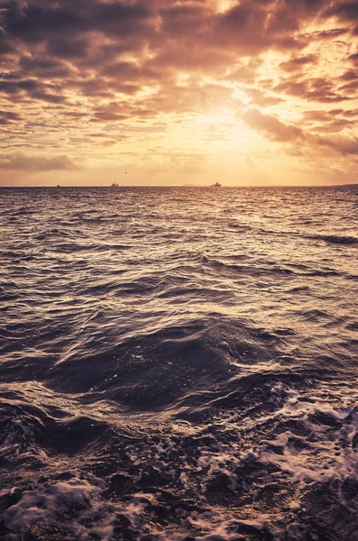 Paisaje Marino Escénico Dramático Con Barcos Sobre Horizonte Atardecer Imagen —  Fotos de Stock