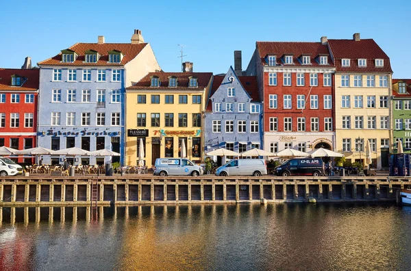 Vorderansicht von Nyhavn, dem berühmten Hafen-, Kanal- und Unterhaltungsviertel aus dem 17. Jahrhundert. — Stockfoto