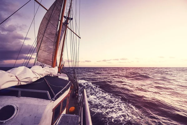 古い帆船夕日 旅行や冒険の概念 色のトーンの画像 — ストック写真
