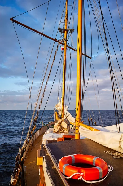 Старий Вітрильний Корабель Рятувальною Сумішшю Заході Сонця — стокове фото