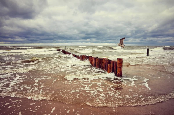 Винтажный Тонированный Морской Пейзаж Старым Деревянным Волнорезом — стоковое фото