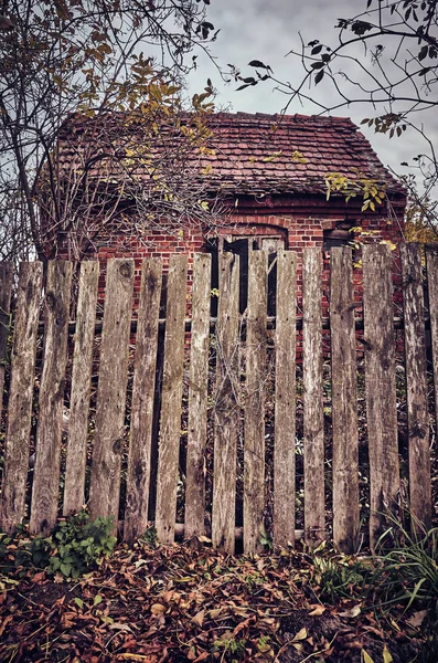 旧木栅栏前一个诡异的 废弃的房子 色彩调理应用 — 图库照片