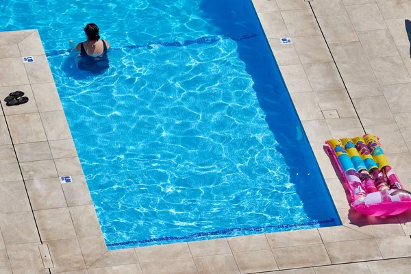 Mallorca Spanien Augusti 2018 Oidentifierad Kvinna Svalnar Pool Brännande Varm — Stockfoto