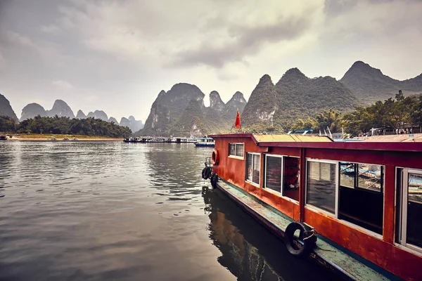 ボートのレトロなトーン画像は麗江の川の銀行に Xingping に係留 漓江クルーズはトップの中国旅行の目的地の中で します — ストック写真