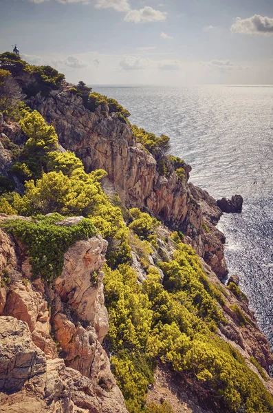 Acantilado junto al faro de Capdepera al atardecer, Mallorca . — Foto de Stock