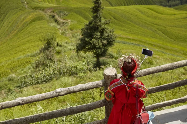 Oidentifierad Kvinna Folkdräkt Tar Selfie Longji Risterrasser Främsta Turistattraktionerna Guilin — Stockfoto