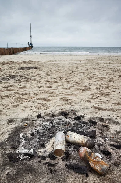 Spalony Puszki Plaży Pojęcie Zanieczyszczenia Środowiska — Zdjęcie stockowe