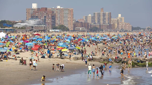 Nova York Eua Julho 2018 Praia Coney Island Lotada Dia — Fotografia de Stock