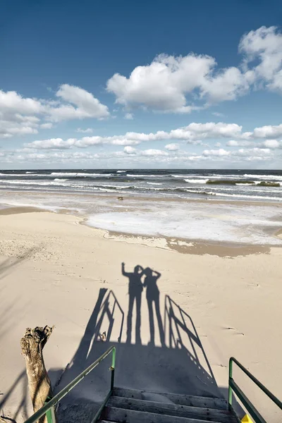 해변에서 흔들며의 실루엣 — 스톡 사진