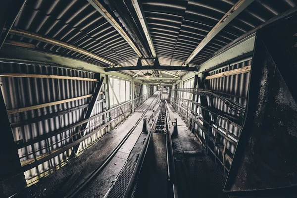 古い放棄された産業鉱山通路 応用調色 — ストック写真
