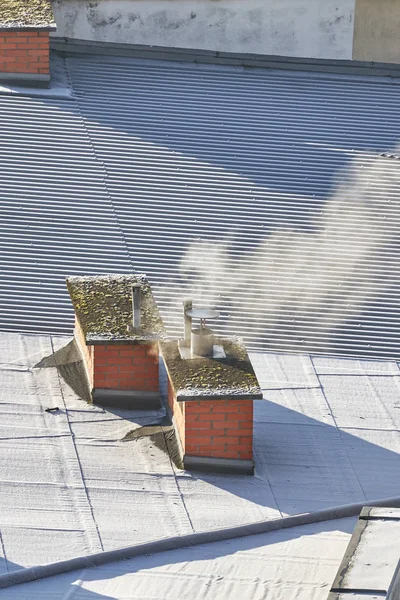 Курящий Дымоход Жилом Здании Вид Сверху Зимой — стоковое фото