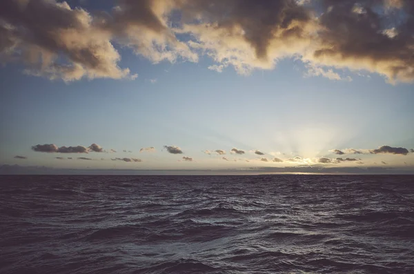 Puesta Sol Sobre Mar Imagen Estilizada Retro — Foto de Stock