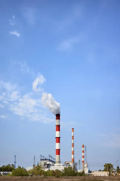 电厂烟雾弥漫的烟囱顶着蓝天 — 图库照片