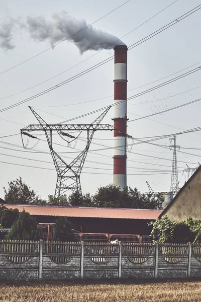 Sendemast Und Verrauchter Schornstein Der Nähe Eines Hauses Farbiges Bild — Stockfoto