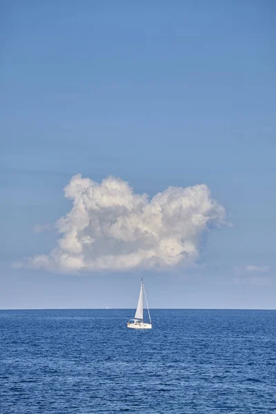 Lonely Yacht Horizon Travel Concept — Stock Photo, Image