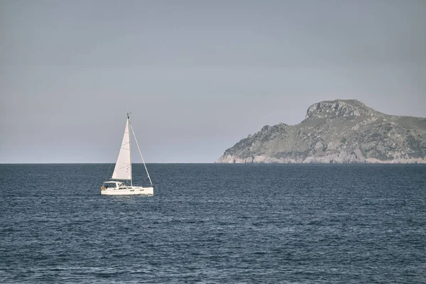 孤独的帆船在海上 旅游概念 彩色色调的图片 — 图库照片