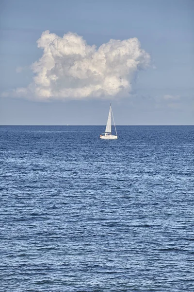 Lonely Yacht Horizon Travel Concept — Stock Photo, Image