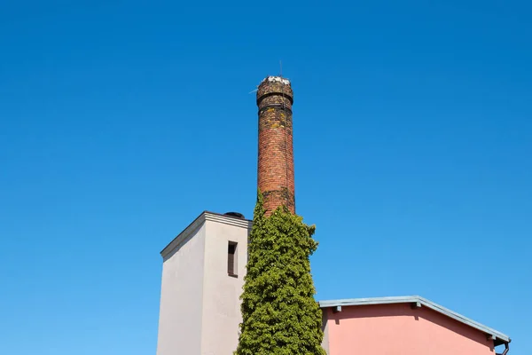 雲一つない青空に古いレンガの煙突 — ストック写真