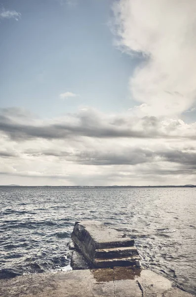 Морской Пейзаж Бетонным Пирсом Цветной Тонированный Рисунок — стоковое фото