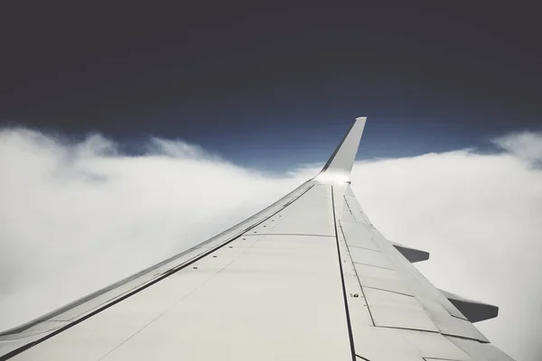 Asa Avião Voo Visto Através Uma Janela Tonificação Cor Aplicada — Fotografia de Stock