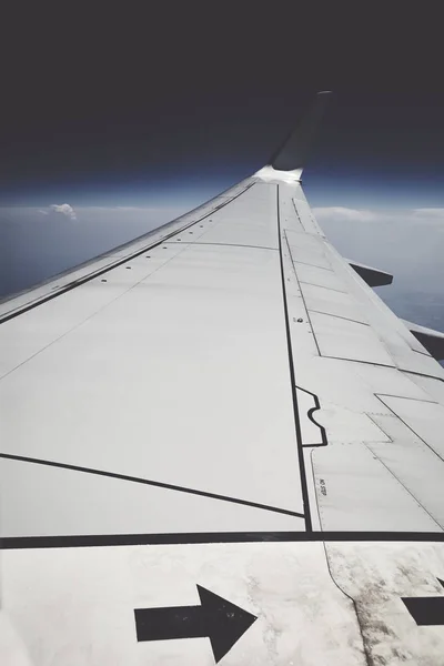 Φτερό Αεροπλάνο Κατά Την Πτήση Ιδωμένη Μέσα Από Ένα Παράθυρο — Φωτογραφία Αρχείου