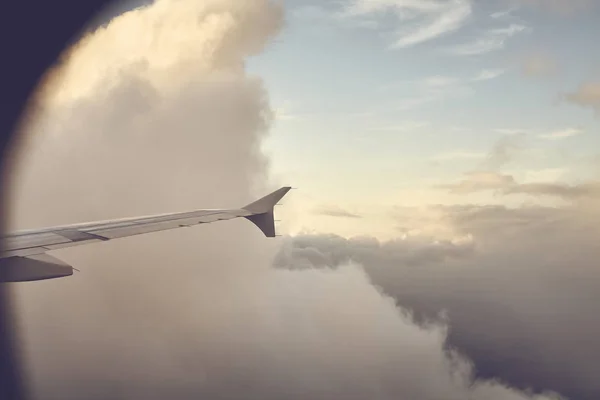Flygplansvinge Sedd Genom Ett Fönster Solnedgången Färg Toning Tillämpas — Stockfoto
