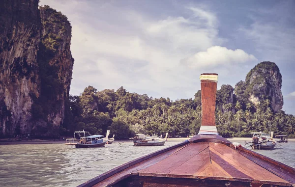 木のボートは熱帯の島を背景に弓 カラートーン画像 — ストック写真