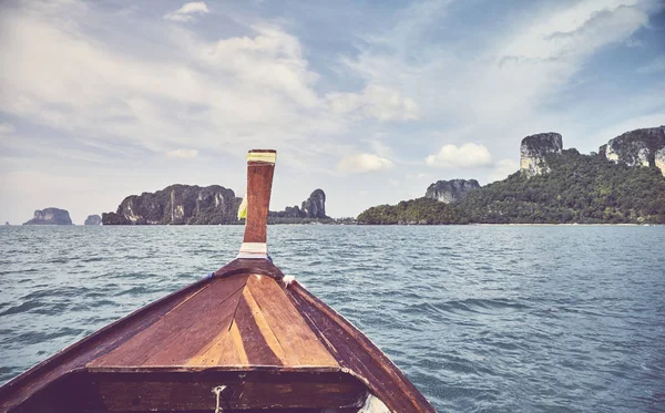 木製ボート弓バック グラウンドで熱帯の島々 と色トーンの画像 — ストック写真