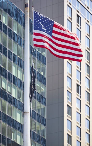 Flying American Flag Con Edificios Modernos Segundo Plano Enfoque Selectivo — Foto de Stock