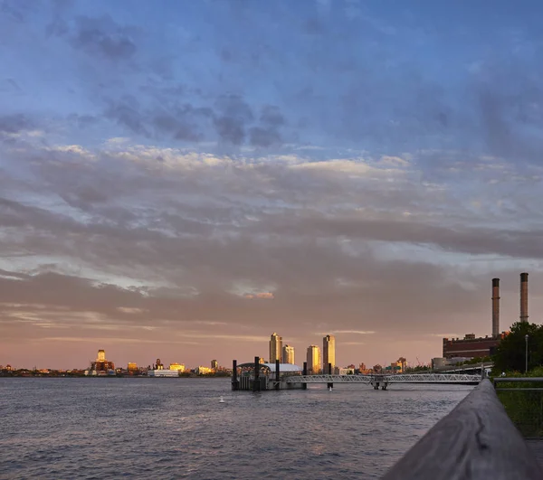 Molnlandskap Över East River Solnedgången Manhattan Höger Sida Brooklyn Till — Stockfoto